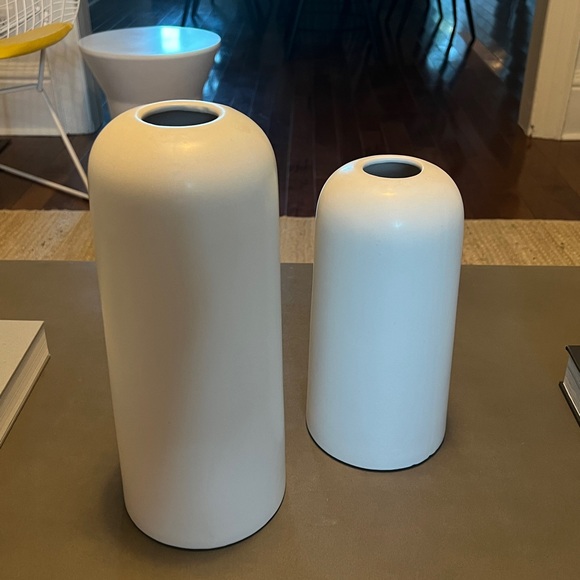 Minimalist White ceramic vases - Picture 3 of 3